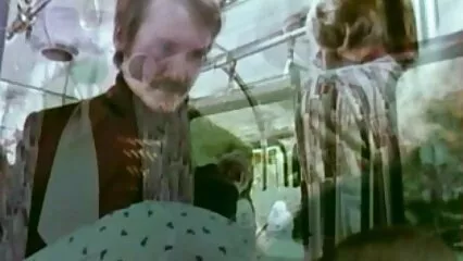 חמודה מורידה הלבשה סרטי סקס חינם לצפייה תחתונה יפה כדי לקיים יחסי מין במקלחת עם בחור.