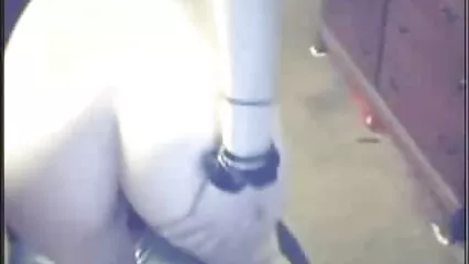 איסוף סרטוני פורנו לצפייה ישירה פורנו ליד האקדח הגדול.