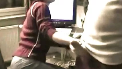 פורנו יפהפה של לאה גוטי חומת השיער הנוצצת עם זיוף. סקס לצפייה חינם