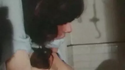 אישה יפה מורידה את הלנז'רי השחור שלה ומתייצבת על הספה בגרביים. סקס חינם לצפייה ישירה