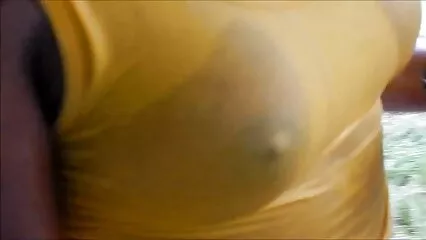 ילדה צעירה עם שדיים מלאים גמרת מול המצלמה. צפיה ישירה בסרטי סקס חינם