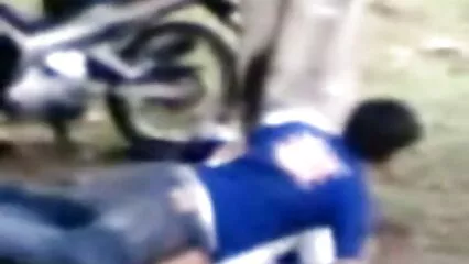 בחור צעיר סיים סרטי סקס לצפיה מידית על כוס של אמא בוגרת.