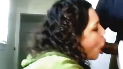 בחור מזיין שתי בנות צפייה ישירה סרטי סקס וגומר בפה.