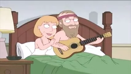 ברונטית רכה מצטלמת בחצר לפני אנאלי ואז סקסלצפייה נדפקת.