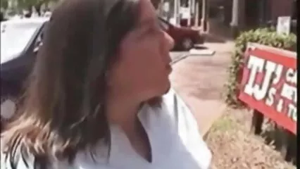 פורנו במכונית עם צפיה ישירה בסרטי סקס ברונטית שמוצצת זין ונזיין שם.