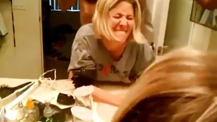 פורנו Femdom Femdom סרטוני סקס לצפיה חינם של גבר קירח.