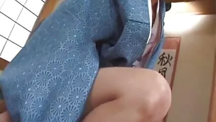אחרי חטיף, האפרוח התיישבה עם ישבנה על הזין הארוך של הבחור סקסלצפייה וסיימה.