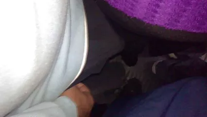 אפרוח צעיר על שולחן העיסוי מראה את סרטי פורנו לצפייה ישירה היכולת לעשות פי הטבעת