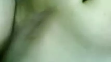 חברות לסביות ירדו מהאוטובוס כדי לעשות סרטי פורנו לצפייה ישירה פיפי וזיין עם בחור.
