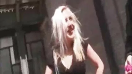 ללקק ציצים בלונדינית לפני סקס, והיא עובדת באופן פעיל עם הפה שלה. צפיה ישירה בסרטי סקס