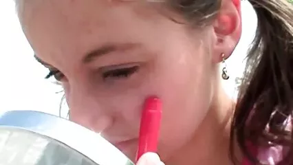 ילדה מקסיקנית עם חותלות ורודות מסגרה את הכוס סרטים לצפייה ישירה סק שלה עבור זין בקונדום.