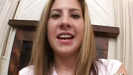 גיא צופה במופע הצצה צפייה ישירה סרטי סקס של אפרוח מהמם ומוציא זין גדול.
