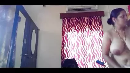 בזמן שהשחורים דופקים את הזונה, הבעל הקשיש צופה בגנגבאנג. פורנו נשים מבוגרות מוצצות לצפיה חינם
