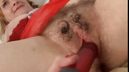 אמא לסבית אוכלת את סרטים לצפייה ישירה פורנו הכוס של בתה החורגת.