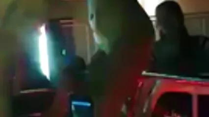הברונטית הצעירה בליהוק ניתנה סקסלצפיה ישירה תחילה בפה, ואחר כך סיימה.