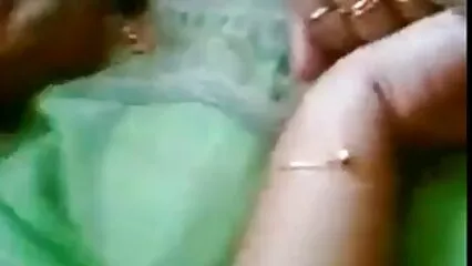 פצצת מין פורנו לצפייה חינם מנוסה הוציאה את הכוס שלה עם דילדו והחלה למצוץ זין.
