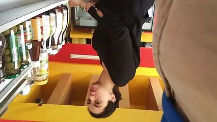 הבחור בדק את פי הטבעת של הילדה סרטי פורנו לצפייה ישירה והחל לזיין אותה בכל החורים.