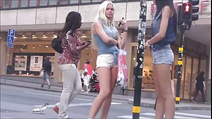 פטיש רגל יפהפה של רגליו של אפרוח מקסים בעל עיניים גדולות. פורנו לצפייה חינם