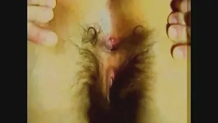 שחורים מזיין סרטים לצפייה ישירה סק את התחת של אישה קצרת שיער.
