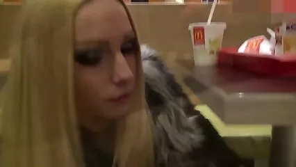 בלי לסיים סרטים ארוטים לצפיה ישירה שיעורים, כלבה צעירה בחצאית רצתה לזיין.