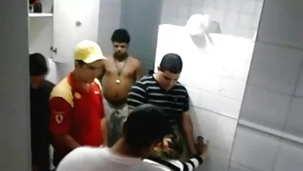 זקנה עוצמתית מזדיינת עם בחור ושולפת זרע על עצמה. צפיה ישירה בסרטי סקס