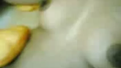 גבר צפיה בסרטי סקס חינם מזדיין עם רקדנים על הבמה.