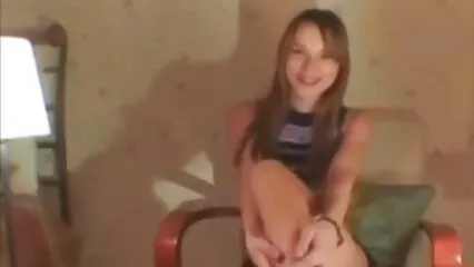גבר שם סרטים לצפייה ישירה פורנו בחורה עם כוס שעיר על הפנים שלו ומלקק אותה.