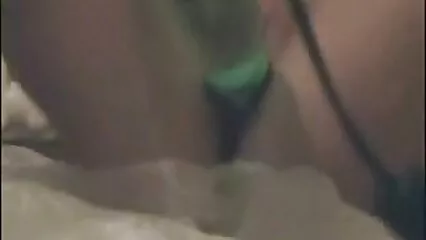 גבר עסיסי מזיין זונה חזה בכוס ובפה עם סרטן. סקס חינם לצפייה