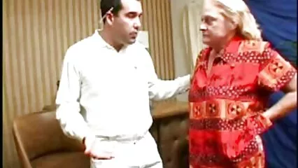 סקס סרטי פורנו לצפיה בחינם בין-גזעי במשרד של שתי זונות ובחור.