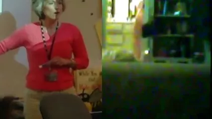 החבר'ה קשרו את הכלבה החמודה ג'ייד אינדיקה והביאו סרטוני סקס לצפיה חינם אותה לאורגזמה.
