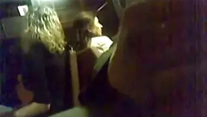 בלונדי חמודה לאחר האימון הלכה הביתה צפיה ישירה סרטי סקס לאונן כוס.