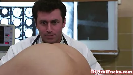 בחורה צעירה מוצצת זין לשכנה בוגרת וזיין עם סרטוני סקס לצפיה חינם בחור.
