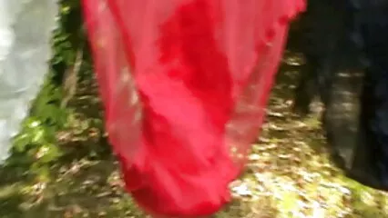 כלבה צעירה עם סרטים לצפייה ישירה סק שיער צבוע תופסת עמוק בפה.