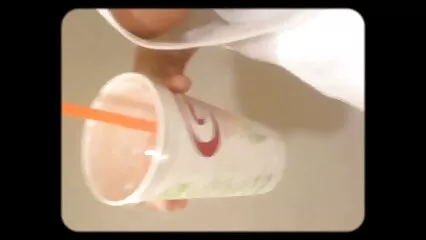 גבר נאה צעיר מזיין סקסלצפיה ישירה אישה שמנה חזה על הספה.