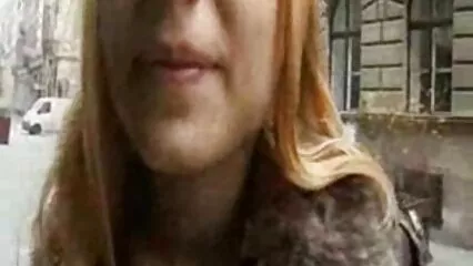 גבר מציץ מהחלון אתרי פורנו לצפייה ישירה של זוג בוגר המקיים יחסי מין בביתם.
