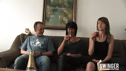 בחור צעיר מנופח מטפל באפרוח זקן ומזיין סרטי סקס צפיה ישירה אותה.