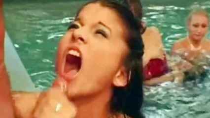 דיק מזיין אישה לבנה, והיא מוציאה את סרטי סקס לצפיה חינם הזין של בחור בכלוב עם ויברטור.