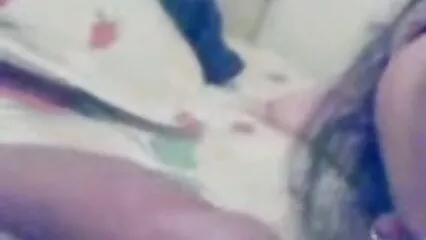 הזוג מתחיל במין סקס חינם לצפייה אוראלי והגבר גומר בין הישבן.