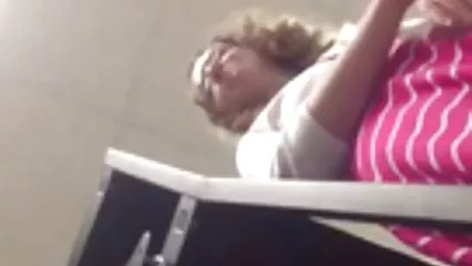 חבר נותן מציצה לבחור שעושה מציצה צפייה ישירה בסרטי סקס מקרוב.