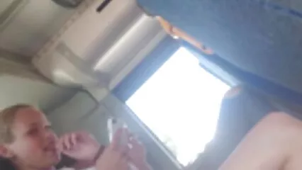 פורנו במשרד עם בלונדינית סרטי סקס צפיה ישירה חזה.