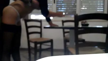 ברונטית רוסית סקס חינם לצפייה ישירה יפה לוקחת בהצטיינות על המפשעה שלה.