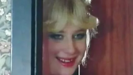 אלזה סרטים כחולים לצפייה ישירה בחינם ג'ין הצעירה תמצץ את הזין הארוך של כריס סטרוקס עם הפה.