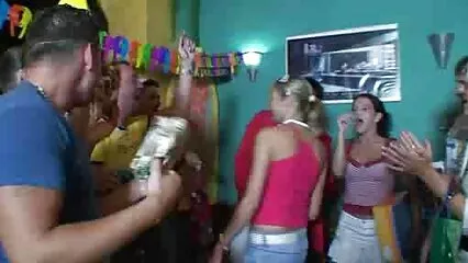 בלונדינית צעירה ללא ציצים מזדיינת סקס חינם לצפייה ישירה נהדר עם שני חתיכים.