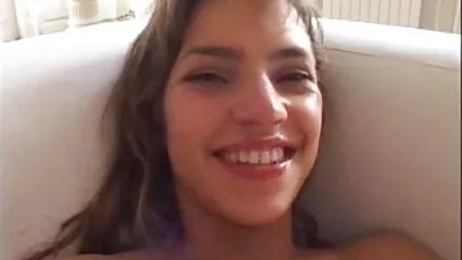 אפרוח צעירה הוציאה סרטי פורנו לצפיה ישירה חינם את הכוס שלה כשזוג בוגר נכנס והתחיל לזיין.