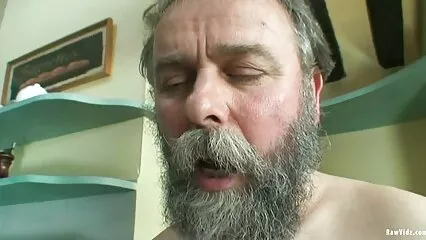 אישה בשרנית מוצצת זין סקס לצפייה חינם של גבר אכזרי ומזיין.