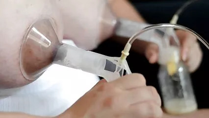 אורגיית מין פעילה מתרחשת במסיבת סרטי פורנו לצפיה בחינם שיכורים.