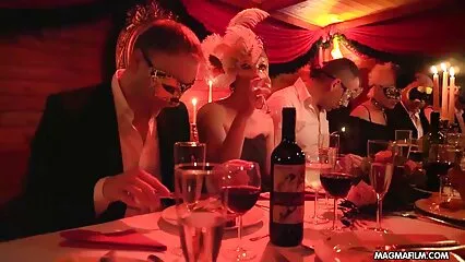 מציצה נהדרת מגוף צפיה בסרטי סקס חינם ראשון וגמר עסיסי על ישבנה של הזונה.