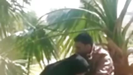 פורנו עם בחורה שמנה ובחור חתיך וצנום על סרטי פורנו לצפייה ישירה בחינם הספה.